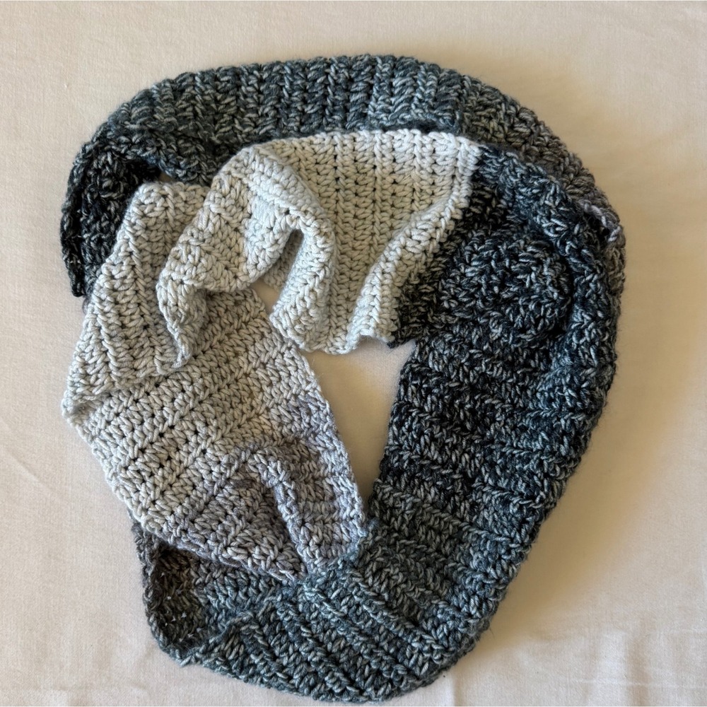 Handmade Crochet Infinity Scarf Grayscale Ombre Chunky Knit Loop Scarf Gray - Picture 4 of 4